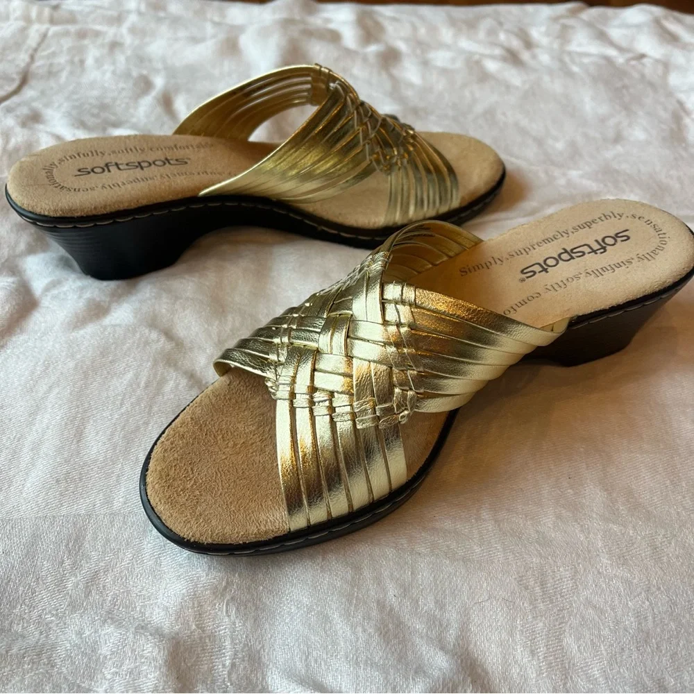 Softspots “Traci” Gold wedge sandal with Woven Design size 5 - Picture 4 of 7